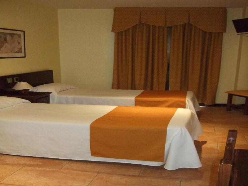 Hotel Complutense Alcala de Henares Exterior photo