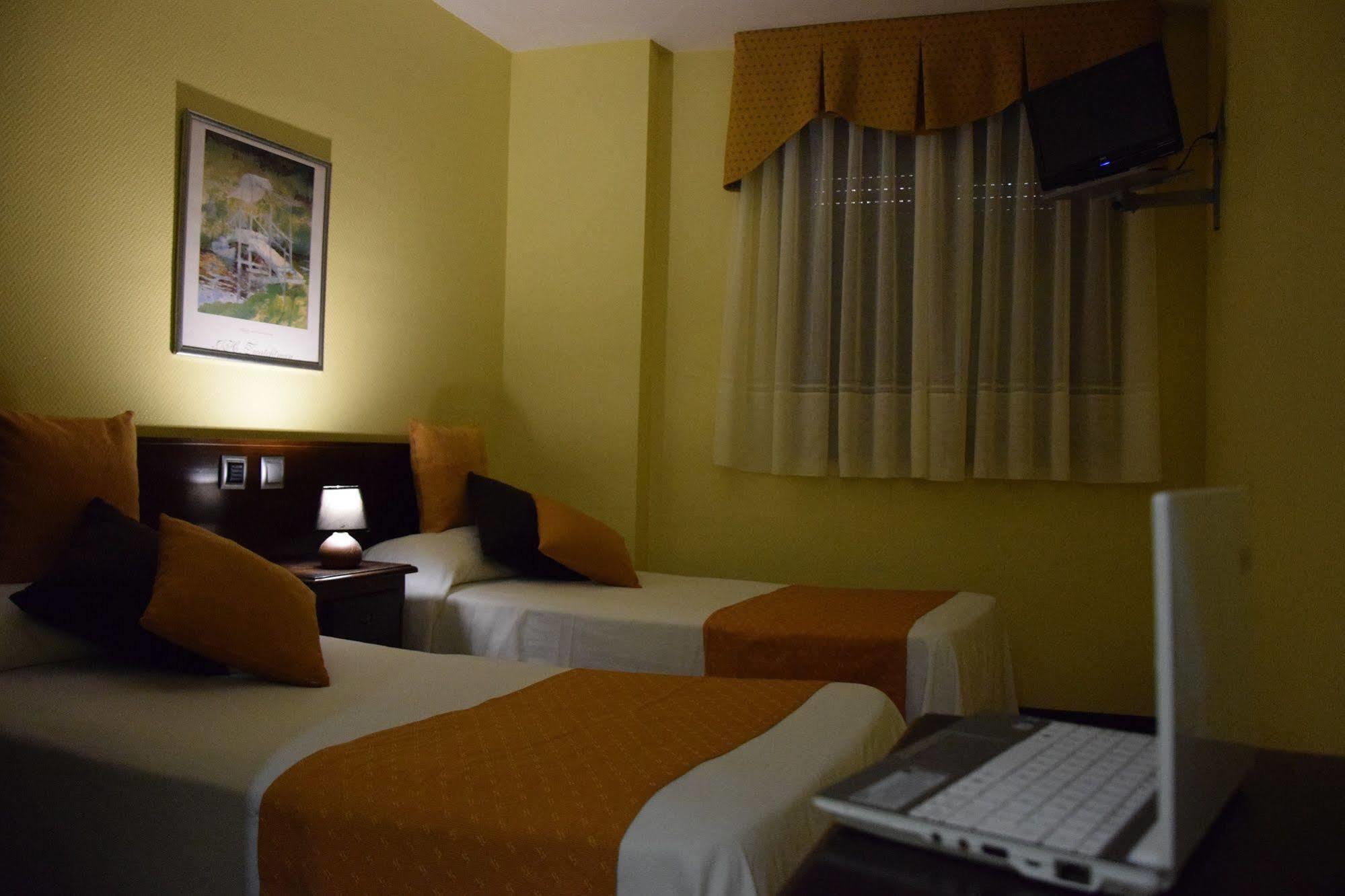 Hotel Complutense Alcala de Henares Exterior photo