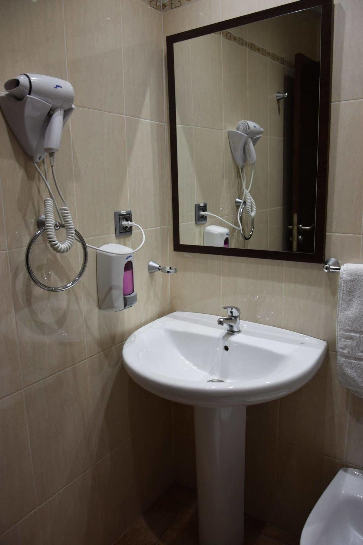 Hotel Complutense Alcala de Henares Exterior photo