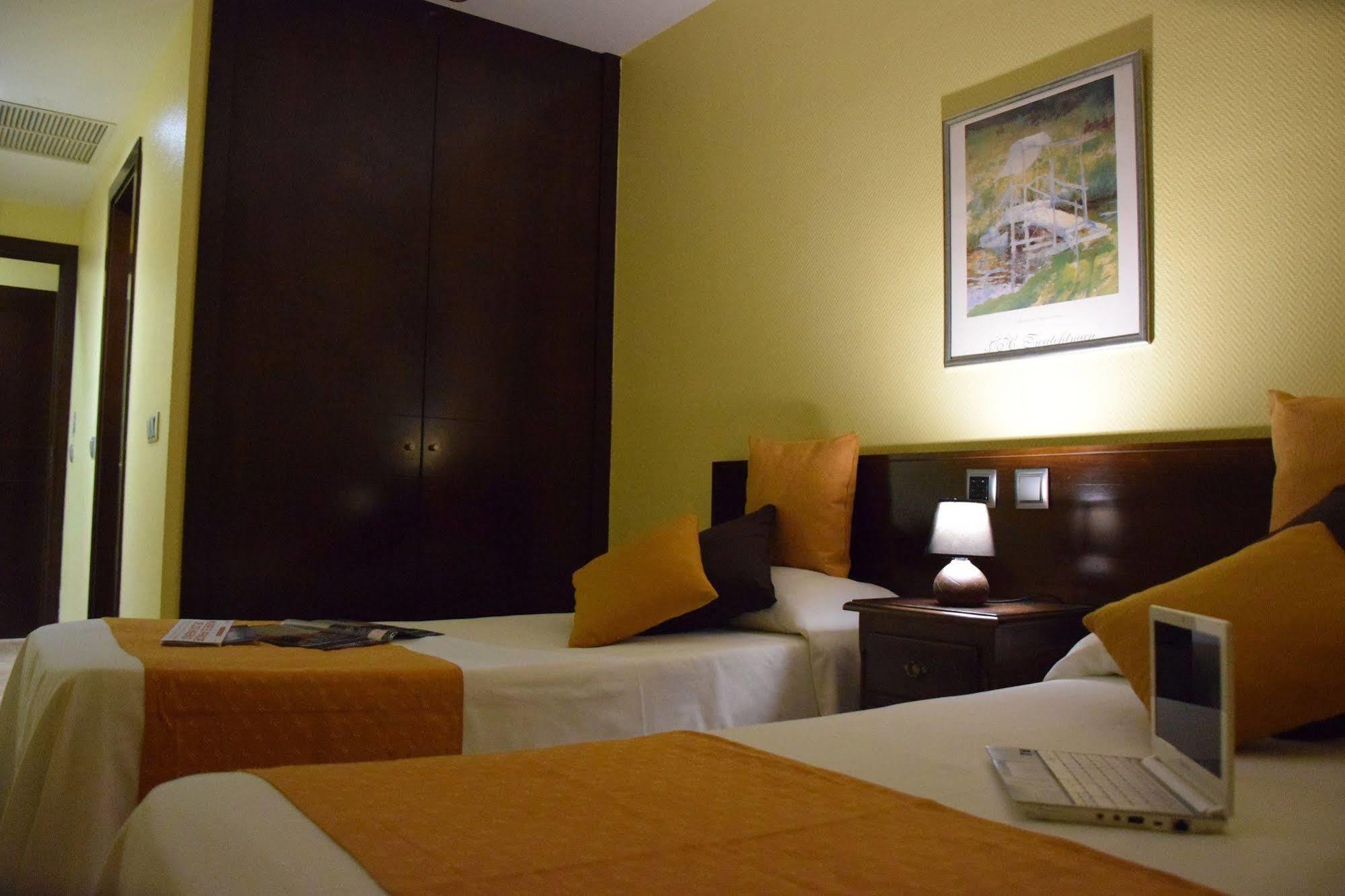 Hotel Complutense Alcala de Henares Exterior photo