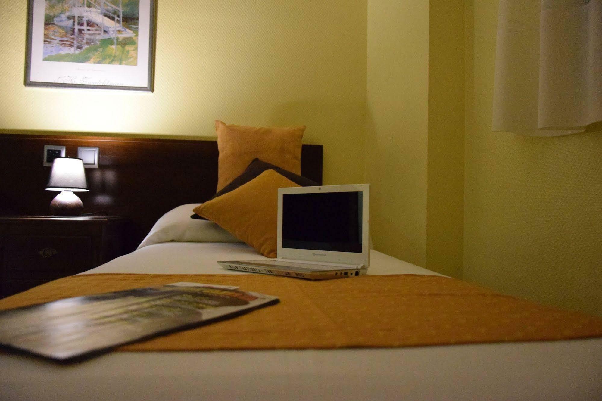 Hotel Complutense Alcala de Henares Exterior photo